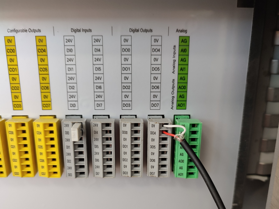 Non-pinned end wired to the Digital Output rack, with the Red wire in a DO slot and the White wire in the 0 V slot
